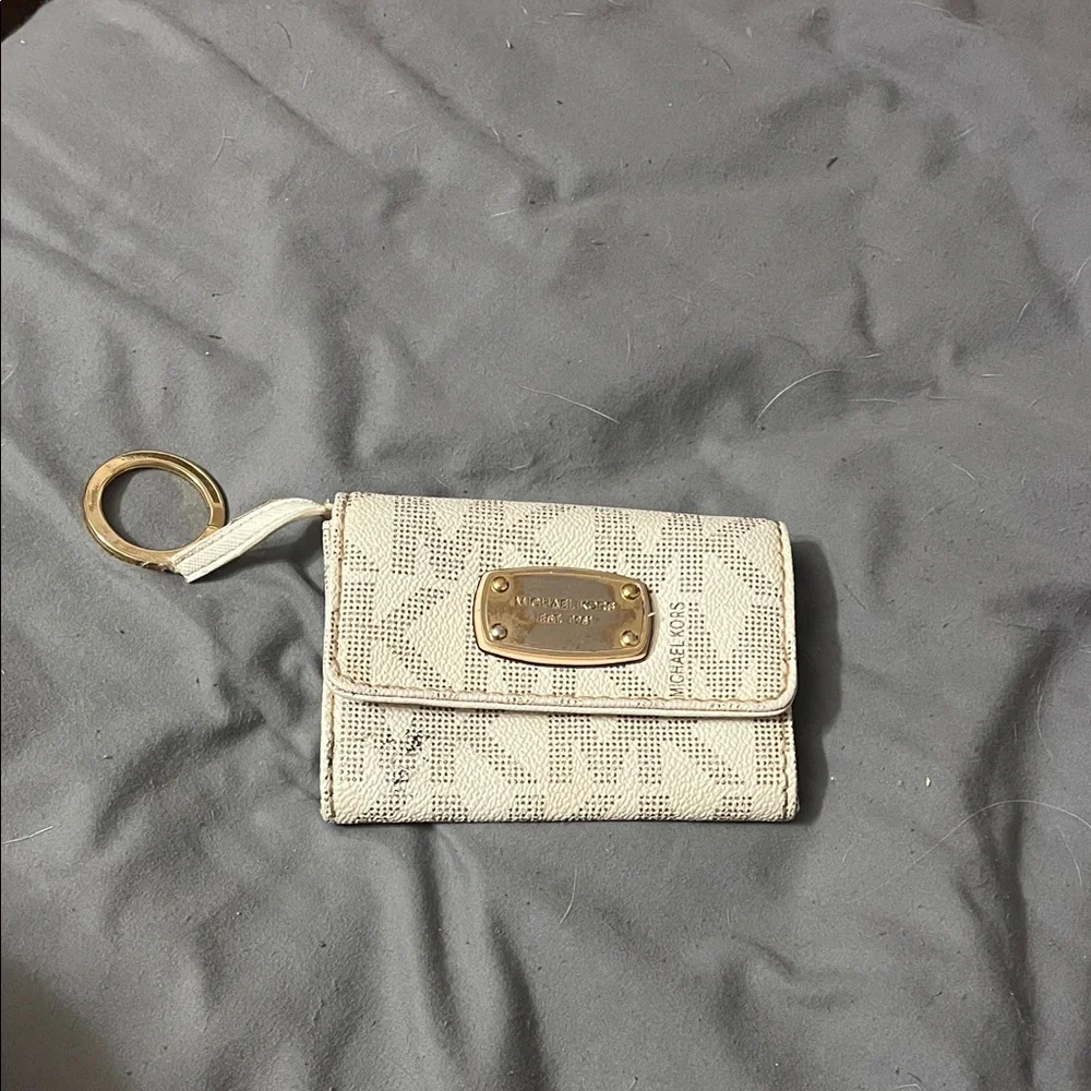 Michael Kors Beige Wallet with Gold Hardware - Picture 1 of 3